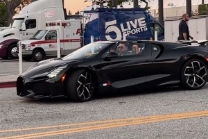 融入洛杉矶！东契奇驾驶新车布加迪威龙入场 有点太帅了