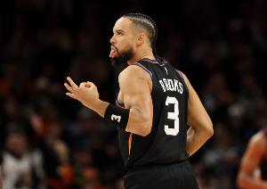 挑大梁！狄龙半场10中7砍最高19分 三分4中2