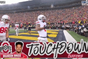 致敬传奇！俄亥俄州立大学外接手达阵摆出霸王步 詹姆斯迅速回应