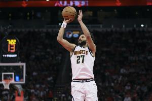 不如不挑！穆雷拉杆上篮被犯规 太阳挑战成功改换成布克犯规