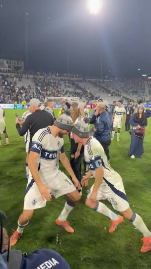 不愧是二娃！穆勒赛后庆祝戴帽“帽子戏法”，与队友顶牛假装受伤