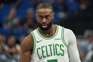 高难度！杰伦·布朗单打爱德华兹 连续转身后强投打板命中