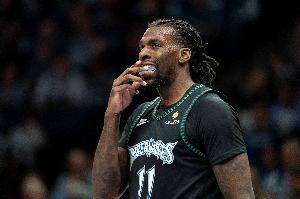 幸无大碍！里德戳到手指后返回更衣室 随后很快继续作战