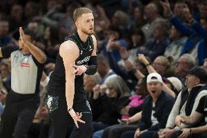 能投能传！迪文岑佐半场3记三分拿到11分5助攻