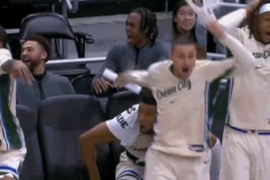 还有彩蛋！字母哥哥垃圾时间送出精彩隔扣 雄鹿替补席兴奋