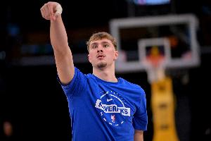 基德：弗拉格虽然只有18岁但看起来经验丰富 他攻防都有全能表现