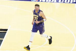 外线开炮！东契奇反击自信出手 追身三分正中靶心