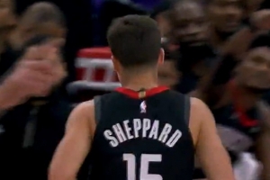 巨星打法！谢泼德反击不等人 追身干拔三分空心命中！