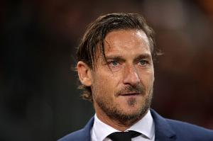 托蒂和坎德拉在美国用手机看罗马比赛直播，坎德拉：永远支持罗马