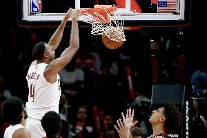 四分卫长传！米切尔后场篮板直接送前场 莫布里快下轻松双手暴扣