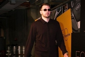 冲击七连胜！湖人官推晒赛前入场照：11月的最后一战