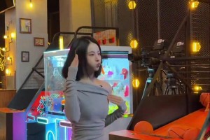 这跳的是个啥啊篮球美女主播秋童玩投篮机，突然就扭起来了~