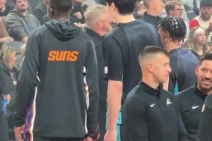 兄弟，一路平安！杨瀚森赛前和马卢阿奇合影，中间球迷穿夏普球衣