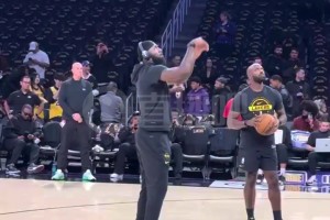 直播吧现场直击：詹姆斯赛前罚球训练，今日将迎来复出