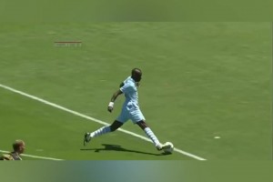 巴洛特利单刀球杂耍马赛回旋玩砸！曼奇尼气疯直接把他换下！