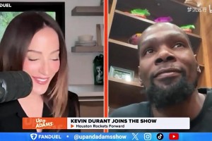 和美女聊天很开心啊！KD：看过Shams屏幕使用时间，跟他竞争不了~