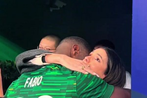 良心外援！国安大将法比奥收获中超金靴后与妻子相拥落泪