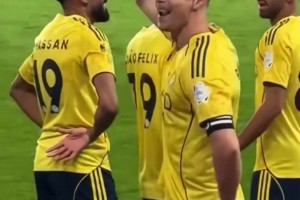 C罗倒钩破门后，队友为其戴上“皇冠”