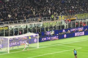 高手对决！实拍：恰尔汗奥卢失点前，迈尼昂有一个腿部假动作