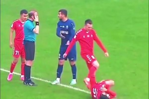 队友：干啥呢？你快躺地上演呢