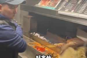 这给马布里馋的！马布里夫妻在美国夜晚街头遇到了中国宵夜！