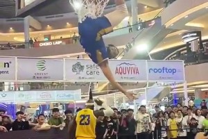 菲律宾库里暴扣倒挂篮筐，不知道美国库里能不能做到