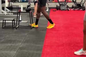 球迷晒偶遇：居然在一家不知名的健身房看到了勒布朗