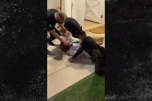 海斯：当年三个警察拿电棍都没有撂倒我的时候，我就知道我的人生不简单