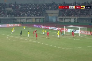文莱后卫解围失误！赵松源大四喜，U16国足8-0文莱