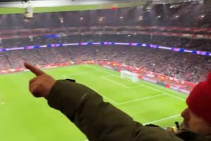 阿森纳球迷对着拜仁球迷高唱：你是伪装的热刺吗？