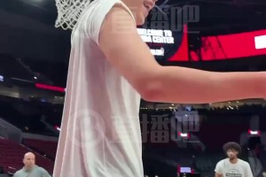 混得很开哦~杨瀚森赛前练空接暴扣，和大家都有说有笑的~