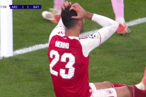 又是角球造险！梅里诺头球攻门擦柱而出坐地遗憾抱头！