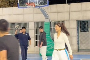 篮球网红石一童晒半场4v4：小心哦 我记仇 打我必打回去