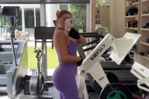 阿姨好自律！50岁的皮蓬前妻在健身房自拍晒丰满身材