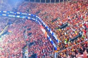 别具一格！直拍：加拉塔萨雷球场的疯狂噪音让女球迷接受不了！