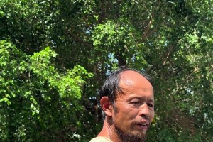 生活所迫？拾荒老人看到科比画像 瞬间勾勒出回忆❤