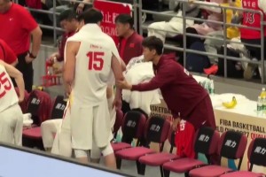 受伤不能上场！赵睿在场边急坏了 来到替补席与队友们交谈