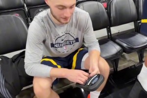 掘金队球员握力大挑战 有的球员居然比不过助教的力量？