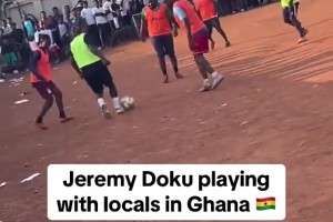 一点架子都没有！多库夏天的时候在加纳和当地人踢球！