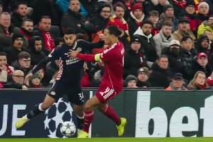 埃因霍温官推怒赞：自家球员穿裆戏耍范戴克！