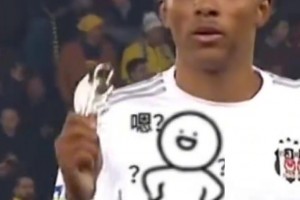 少林足球？贝西克塔斯球员看着球场捡来的指虎，陷入了沉默之中~