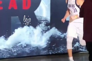 赢球开心！克莱赛后小跑回更衣室，脸上还带着笑容！