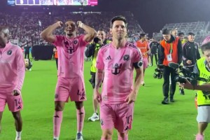 梅西赛后和队友一起鼓动球迷欢呼庆祝，小老头咋看着憨憨的~