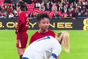 友谊第一！张林艳与凯莉在比赛暂停时相谈甚欢